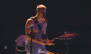 جاستن بيبر يثير الجدل في حفل غرامي بظهوره على المسرح بملابس داخلية أثناء أداء «يوكون»