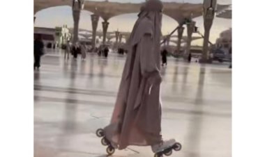 فيديو لفتاة تتزلج في باحة المسجد النبوي يثير جدلًا واسعًا على مواقع التواصل