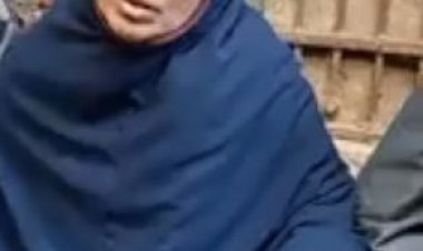 والدة شقيقين قًتلا على يد أب وابنه في الفيوم: «غدروا بعيالى منّهم لله»