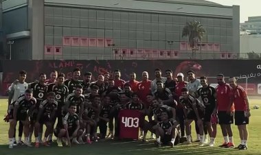 لاعبو الأهلي يحتفلون بمحمد هاني بعد وصوله لـ403 مباراة بقميص النادي