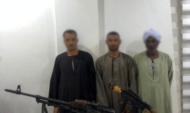 كشف ملابسات صور متداولة لأشخاص يحملون أسلحة نارية في قنا.. وضبط المتهمين والأسلحة