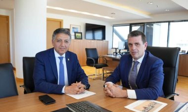 سفير مصر في أثينا يلتقي بوزير الهجرة واللجوء اليوناني