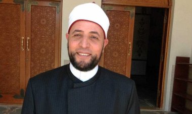 الداعية  رمضان عبد الرازق: لايجوز قراءة القرآن من المصحف أو أي شاشة أثناء أداء الفروض