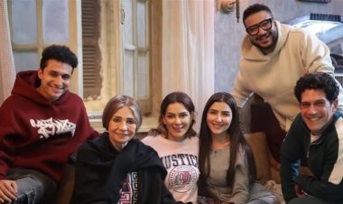 المؤلف محمد سيد بشير ينشر صورة من كواليس "الست موناليزا" ويعلق مازحًا: مع العيلة اللي بتاكل مال النبي