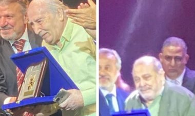 عبد الله مشرف وضياء الميرغنى دموعهما تنهمر لحظة تكريمهما من نقابة المهن التمثيلية