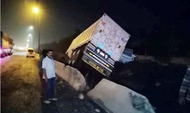«بسبب الطقس السيئ».. انقلاب سيارة نقل مقطورة أعلى الطريق الدائري