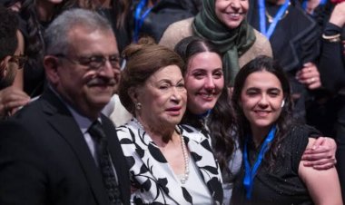 بدت قوية وأنيقة.. نوال الدجوى تتجاهل صراع الأحفاد بحضورها عرض أزياء