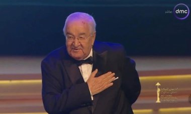 بعد تكريم والده بجائزة الهرم الذهبي.. كريم عبد العزيز: تعلمت منك كل شيء