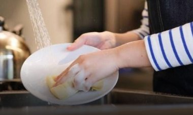 نشاط بدني مهم.. فوائد صحية لـ«غسل الصحون» في رمضان