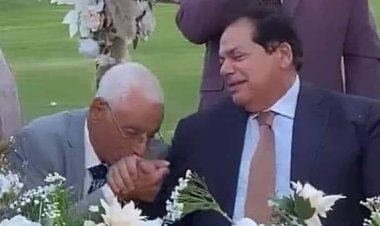 بعد تصدرهما التريند.. حقيقة صورة تقبيل الدكتور حسام موافي يد النائب محمد أبو العينين