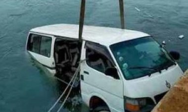 شهود عيان: السواق نزل يتخانق مع شباب بيعاكسوا البنات فعربيته وقعت من فوق المعدية