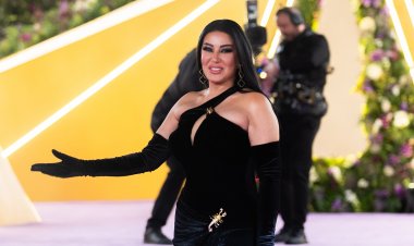 سمية الخشاب بفستان مخملي أسود من تصميم أيمن لحموني في Joy Awards