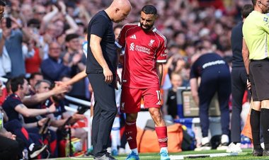 هل كانت مباراته الأخيرة مع ليفربول.. سلوت يعلق على إصابة صلاح