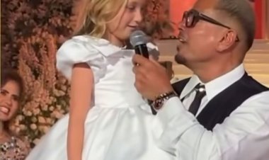 طفلة جميلة تشارك عمرو دياب الغناء في حفل زفاف ابنة محمد السعدي