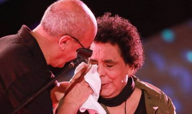 حقيقة فيديو بكاء محمد منير على المسرح من حفله بالإسكندرية 