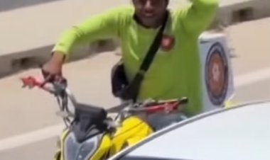 عامل دليفري يتحول إلى أشهر مشجع للمنتخب الوطني: نزلت أجري ورا الأتوبيس