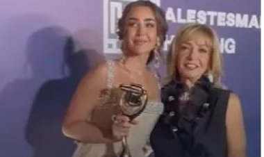 والدة هنا الزاهد تساندها أثناء تسلمها جائزة الأفضل في مهرجان ذا بيست