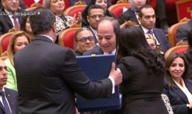 مايا مرسي تهدي الرئيس العدد التذكاري «شهادة التاريخ على العصر الذهبي للمرأة المصرية»