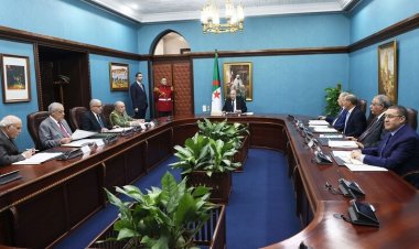 الجزائر تعلن إجراء الانتخابات الرئاسية قبل موعدها المقرر