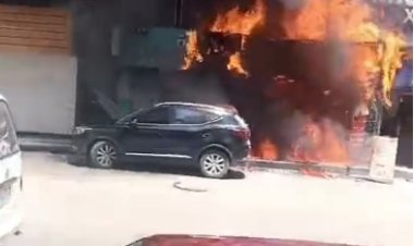 إخماد  حريق التهم محلا وامتد لثلاثة طوابق وسيارة بشارع فيصل الرئيسي 