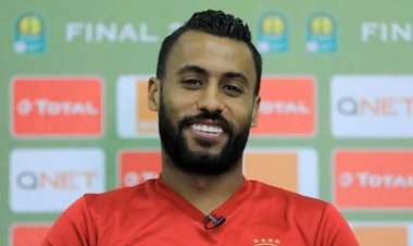 نقل حسام عاشور كابتن الأهلي السابق إلى المستشفى بعد تعرضه لأزمة صحية