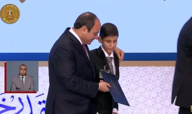 لفتة إنسانية من الرئيس السيسي.. يصاحب فائزًا من ذوي الهمم حتى نزوله من المسرح