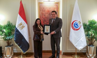 تقديرًا لجهودها.. تكريم وزير الصحة للدكتورة نعيمة القصير