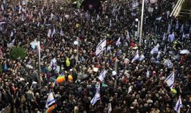 إعلام الاحتلال: الآلاف يتظاهرون أمام منزل نتنياهو ويطالبون باستقالته