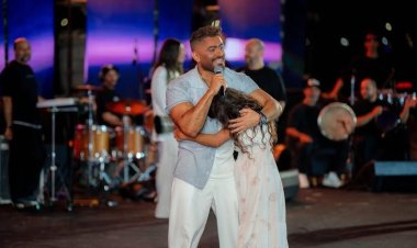 تامر حسني يتعرض لموقف محرج على المسرح في حفله في الساحل