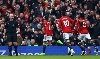 مانشستر يونايتد يستعيد توازنه ويفوز على إيفرتون بثنائية في الدوري الإنجليزي