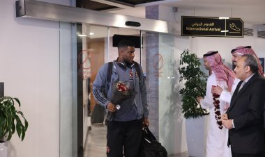 بعثة الأهلي تصل إلى مطار الرياض والسفير المصري يستقبلها استعدادًا لمواجهة الزمالك