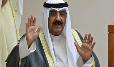 أمير الكويت يعلن حل مجلس الأمة وتوقيف العمل ببعض بنود الدستور