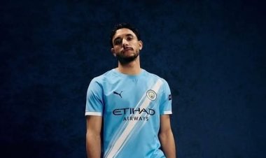 عمر مرموش يهدي ويجز قميصا:« إلى أفضل رابر في العالم».. والأخير يرد