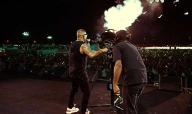 «مدفع تي شيرتات».. عمرو دياب يفاجئ جمهور حفله باختراع جديد لـ أحمد عصام