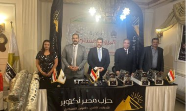خلال مبادرة «البيوت المنتجة».. «مصر أكتوبر» يُسلم ماكينات خياطة وأقشمة لـ«سيدات معيلات»