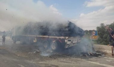 حريق هائل في تريلا مليئة بالأوراق على الطريق الإقليمي بالمنوفية