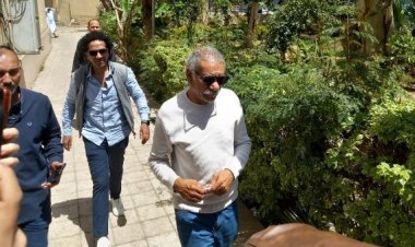 سيد رجب يساند زوجته في جنازة والدها