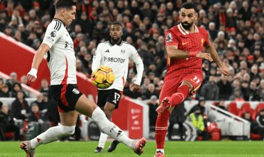 بعشرة لاعبين.. ليفربول يتعادل بصعوبة مع فولهام في الدوري الإنجليزي