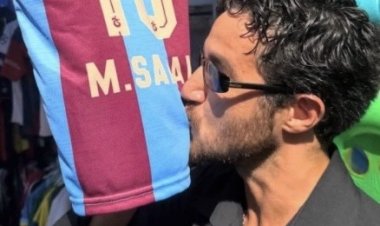 أحمد مالك يقبل تيشيرت محمد صلاح بعد تألقه في نادي طرابزون سبور
