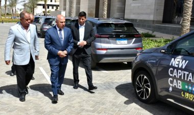 وزير النقل يتفقد 10 سيارات كهربائية لخدمة المواطنين والمترددين على العاصمة الإدارية