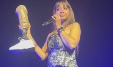 معجب يلقي طرفه الصناعي على مغنية أثناء حفلها.. فيديو