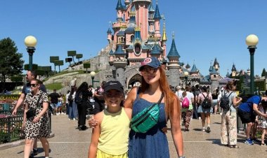 كارول سماحة تستمتع مع ابنتها في ديزني لاند