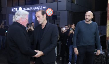 رغم ألم فقدان شقيقه.. حسين فهمي يقدم واجب العزاء في حسن يوسف (صور)