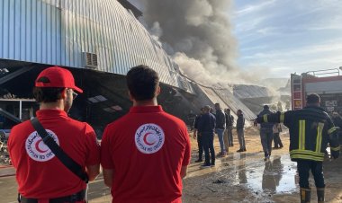 الهلال الأحمر المصري يساند جهود الحماية المدنية والإسعاف في حريق مصنع بلاستيك بأكتوبر 