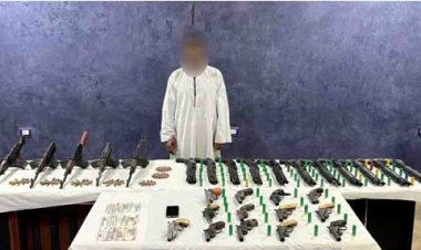 ترسانة أسلحة وهارب من جنايتى بالمؤبد .. سقوط مزارع بحوزة 29 سلاح نارى بأسيوط 