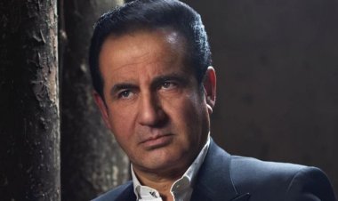 خروج المطرب محمد ثروت من غرفة العمليات بعد إجرائه جراحة استئصال المرارة