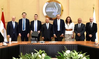 وزير النقل يشهد توقيع عقد تنفيذ أعمال البنية الفوقية لمشروع محطة الحاويات تحيا مصر 1 بميناء دمياط