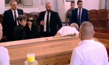 وصول السيدة فيروز لوداع ابنها الراحل زياد الرحباني.. فيديو