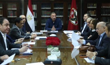 الخطيب يجتمع مع شركة الأهلي للخدمات الرياضية ويعتمد القوائم المالية