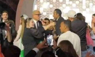 53 محاميًا يطالبون عمرو دياب بمليار جنيه تعويضًا في واقعة الصفع